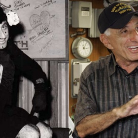 Max Klinger byl opravdu podivuhodná postava. Jamie Farr, stejně jako jeho seriálový Max, pochází z Toleda a dodnes je veřejně aktivní.