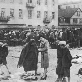 Tržiště v Lodži - o zásobování se staral (jako o všechno ostatní) Mordechaj Chaim Rumkowski.