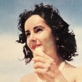 Elizabeth Taylor byla nádherná žena, které se dvořilo nespočet mužů. Magnát a vynálezce Howard Hughes dokonce jejím rodičům nabízel velkou sumu peněz, když si ji bude smět vzít za ženu.