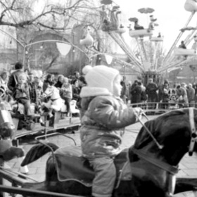 Koně, labutě, stánky, atrakce za korunu nebo za dvě, to všechno byla Matějská pouť v době, kdy se přestěhovala na Výstaviště...