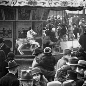 Matějská pouť nebyla takovou přehlídkou techniky, jako je tomu dnes. I tak sem ale za první republiky přišlo až čtvrt milionu lidí.