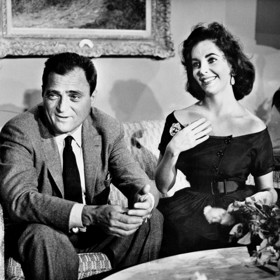 Mike Todd byl třetím manželem Elizabeth Taylor. Jejich vztah neukončil rozvod, ale jeho tragická smrt při leteckém neštěstí.