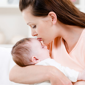 Výhod komunikace s miminkem v bříšku se dá využít po jeho narození. Zvuky, na které bylo zvyklé, ho mohou zklidňovat.