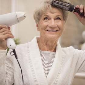 Foukat vlasy si začínejte vždy vepředu.

