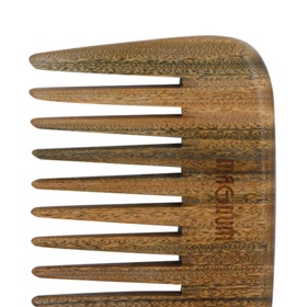 Vyhněte se kartáčování mokrých vlasů. Češte si je hřebenem se širokým zubem, který je šetrnější.
