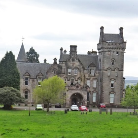 Overtoun House je nádherná historická stavba z druhé poloviny devatenáctého století. Most, který k němu vede, se ale stal osudný mnoha psům.