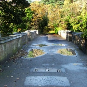 Overtoun Bridge je na pohled obyčejný nenápadný skotský most. Jenomže prý není vyloučeno ani to, že tady „žije“ bílá paní...