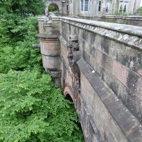 Dalším z vysvětlení je snaha o záchranu novorozence, kterého do rokle hodil vlastní otec...