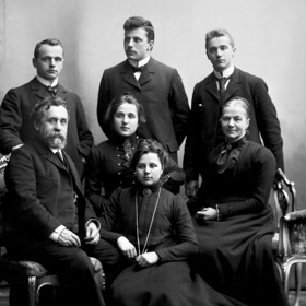 Zpočátku se zaznamenávaly jen majetkové poměry mužů – ostatně právě oni byli obvykle majiteli všeho, co mohla rodina využívat. Po roce 1770 byla evidence jednodušší – každý obytný dům musel být očíslován a byl také vydán zákaz měnit si příjmení „podle nálady“ – například při stěhování.