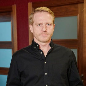 Saša Beck je známý a slavný herec, který začínající herečku Janu okouzlil natolik, že se do něj zamilovala. Zatímco ona by nejraději jejich vztah zveřejnila, Saša si chrání svoje soukromí. Navíc je stále ženatý a takový románek by mu u diváků neudělal dobré jméno. Dočká se Jana chvíle, kdy se k jejich vztahu přizná? A miluje ji stejně jako ona jeho?