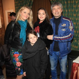 Celá rodina je napojena na stejnou mystickou vlnu, díky čemuž žije harmonickým životem.