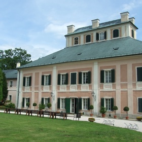 Ratibořický zámek známe hlavně z literárního zpracování od Boženy Němcové. Před 200 lety ale Vilemíně Zaháňské sloužil jako letní sídlo.