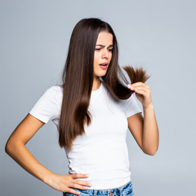 Trápí vás zničené vlasy? Vytvořte si doma masku, které je uzdraví. Ingredience najdete v kuchyni.
