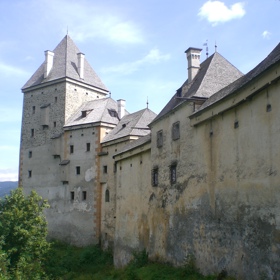 Ve středověku na něm probíhaly procesy s údajnými čarodějnicemi.