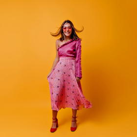 U midi sukně záleží na vzoru a materiálu, jedná se ale o opravdu univerzální kousek