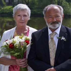Vlastimil Pešek a Amálka si řekli ano až ve vyšším věku, ale to vůbec neznamená, že by nebyli schopni se sžít jako pár, který se zná od mládí. Svatbu uspořádali tak, jak si přáli – v přírodě, kterou oba milují.
