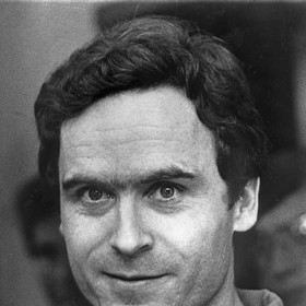 Během soudního procesu se z Teda Bundyho stala celebrita. Stejně jako z Charlese Mansona.
