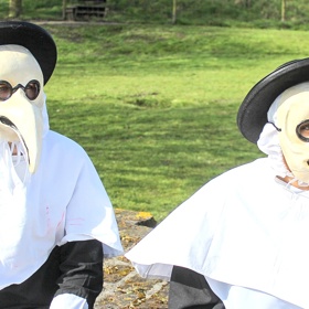 Dnes se masce morového lékaře zasmějeme, dobu, kdy skutečně chodil městem, bychom ale jistě zažít nechtěli.