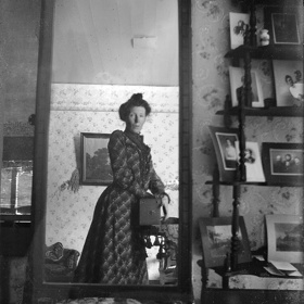 Selfie si v minulosti lidé pořizovali hlavně před zrcadlem. To je ostatně běžné i dnes. Rozvoj takových fotografií přišel na počátku 20. století s menšími a snadno přenosnými fotoaparáty.