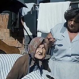 "Já si tady připadám jako krotitel divý zvěře, a ne jako milující dcera!" Na snímku Helena Růžičková s Valerií Kaplanovou.