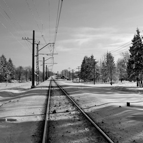 Železniční tratě osiřely. Vlaky nejezdily často, a když už se na trať přece jen vydaly, nabíraly taková zpoždění, že nebylo možné se řídit jakýmkoliv jízdním řádem.