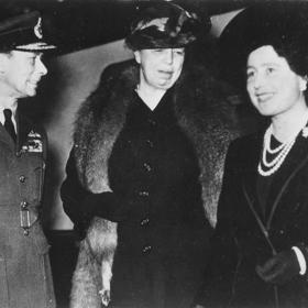 Svého muže Jiřího VI. také doprovázela na zahraničních cestách. Zde jsou na fotografii s americkou první dámou Eleanor Roosevelt.