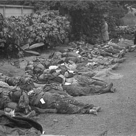 Na snímku pořízeném 16. března 1945 je patrné, že i šest dnů po náletu americké armády jsou ulice plné těl.