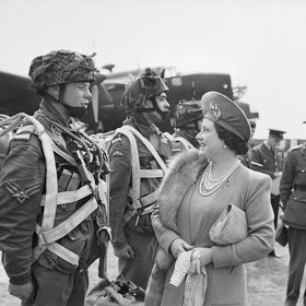 Nikdy neváhala podpořit obyčejné lidi. Třeba parašutisty před dnem D v roce 1944. 