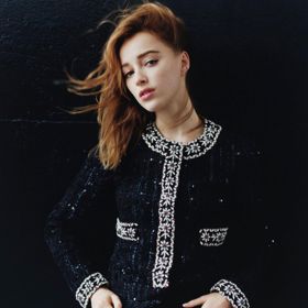 Phoebe Dynevor zdědila herecké geny po své matce Sally, která je úspěšnou herečkou a dlouhá léta strávila v nekonečném britském hitu Coronation Street.