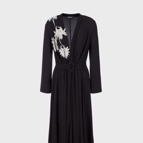 Hedvábné šaty, které Meghan oblékla na rozhovor s Oprah, stojí v přepočtu přes 100 korun. Markle patří k velkým fanynkám této značky, i co se týče make-upu.