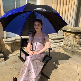 Díky Bridgertonovým se také naučila vyskočit na koně nebo jezdit v dámském sedle.