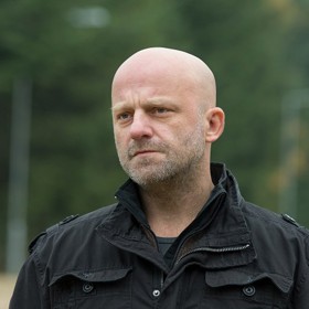 Hlavním hrdinou seriálu Rapl je detektiv Kuneš, který se musí odklidit do pohraničí. Za napadení přítele své bývalé partnerky mu totiž hrozí vyhazov od policie. Je to ale jediný důvod, nebo má ve skutečnosti vyšetřit vraždu policistky Wágnerové?
