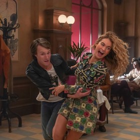 Hugh Skinner ve filmu vystupuje jako mladší verze Colina Firtha.