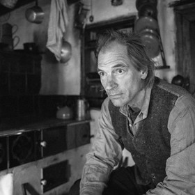 Románovou předlohu Nabarveného ptáčete považuje Norman Finkelstein, autor knihy Průmysl holocaustu, za jeden velký podvod. Později vyšlo najevo, že Jerzy Kosiński se ve skutečnosti skrýval u bohaté rodiny. Nešlo tak o autobiografii.