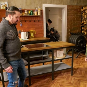 Ani na Velikonoční pondělí není pozdě hledat poklady. To zjistí i malý Vojta, který najde něco, s čím si hned poradí po svém...