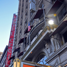 Skrývá ale také nejedno temné tajemství. Třeba dosud nevysvětlenou vraždu studentky Elisy Lam. 