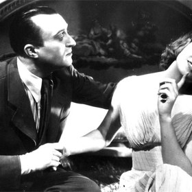 Eva tropí hlouposti: Jak získat pro tetičku návod na pěstování vzácných růží? Jedinou možností je krádež...