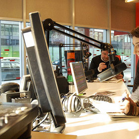 Simona Babčáková získala roli ve filmu díky svému výraznému nosu. Je totiž oficiální příčinou rozvodu hlavního hrdiny.