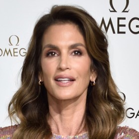 Na Pařížském týdnu módy v roce 2019 představila Cindy šik vlny, které zdobily její vlasy zhruba od poloviny délky po konečky. Jde o další jednoduchý, přitom atraktivní účes, který můžete snadno vykouzlit i doma.