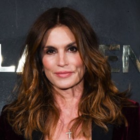 Účes, který krásně přidá objem vašim vlasům, představila Crawford na Pařížském týdnu módy v roce 2019.