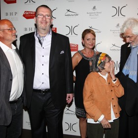 Hana Hegerová spolupracovala také s mnoha zvučnými jmény z česko-slovenské hudební scény. Na fotografii jsou s ní Richard Müller, Michal Horáček, Petr Hapka a Jolana Voldánová.