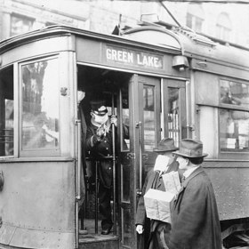 Stejně jako dnes: kdo neměl roušku, nesměl do hromadné dopravy.