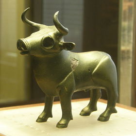 Náboženský rituál měl mít zřejmě co do činění s kultem býka. Tuto bronzovou sošku našli v Býčí skále bratranci Felklovi.