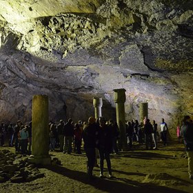 ...40 kosterních pozůstatků převážně mladých žen, které měly uťaté hlavy či údy.