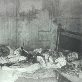 Policejní fotografie zmrzačeného těla ubohé ženy.