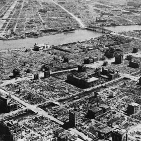 Bombardování Tokia: K nejhorším ztrátám na lidských životech došlo během operace Meetinghouse z 9. na 10. března 1945. Některé odhady hovoří až o 100 000 mrtvých.