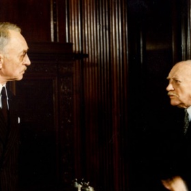 Jiří Adamíra často ztvárňoval postavy vznešené, ale chápající. Nebránil se ani vtipu, i když nešlo o styl lidových taškařic, ale spíš o jemný salónní humor.