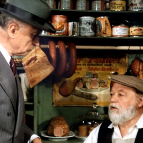 Jiří Adamíra dokázal působit elegantním dojmem v jakémkoliv prostředí - třeba i v hokynářství, kde právě jako policejní rada Korejs vyšetřoval vraždu.