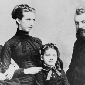 Alexander Graham Bell se svojí neslyšící manželkou Mabel Gardiner Hubbardovou a jejich dětmi Elsie a Marian.