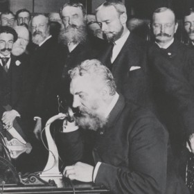 Alexander Graham Bell předvádí v roce 1892 v New Yorku svůj telefon. V té době už mohl telefonovat i na dlouhé vzdálenosti. Tento hovor vedl do Chicaga.